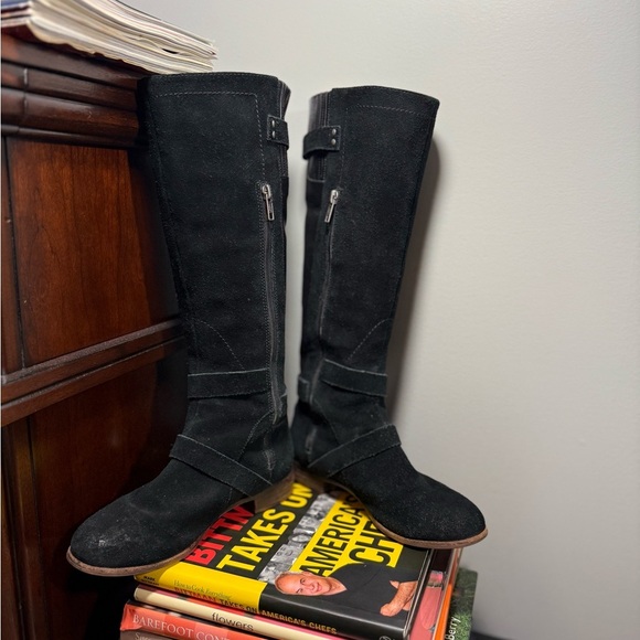 UGG Black Heeled Boots Sleek and Stylish - Picture 6 of 15